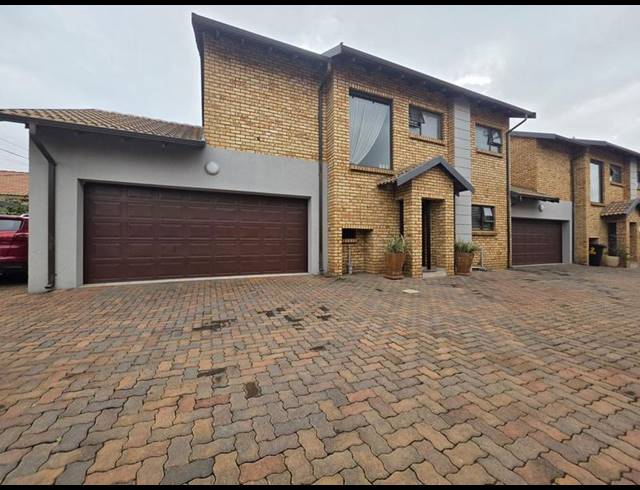 3 BEDROOM TOWNHOUSE FOR SALE IN NEW REDRUTH